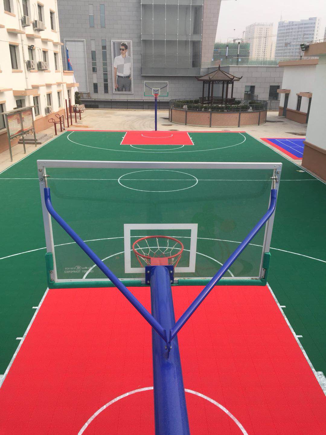 Outdoor assembled basketball court