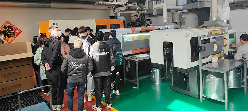 Warmly welcome teachers and students from Hebei University of Science and Technology to visit and study in Haokang Company!