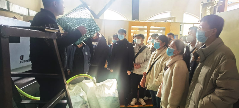 Warmly welcome teachers and students from Hebei University of Science and Technology to visit and study in Haokang Company!